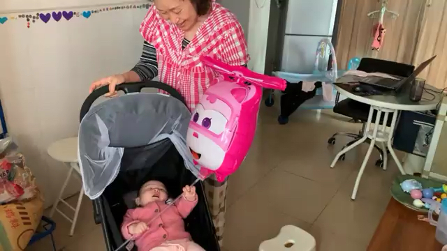 花了七百元买的婴儿手推车,因为特殊时期没法出门,感觉快坐不下