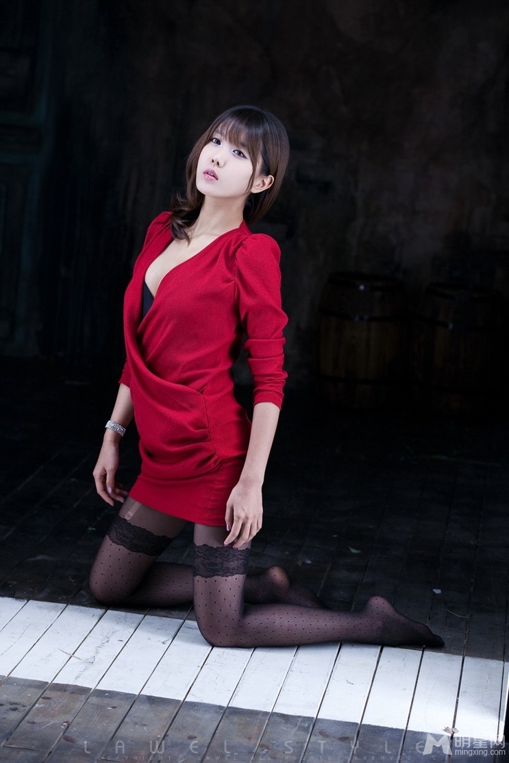 妩媚动人,媚眼如丝一一许允美