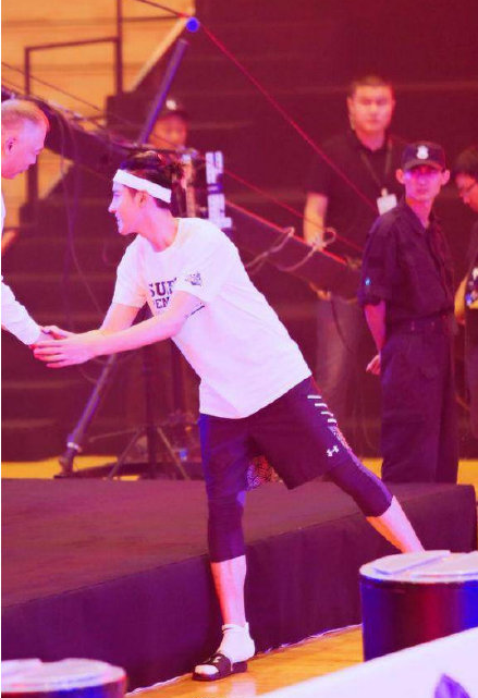 吴亦凡46码大脚意外曝光,看上去像是船,难怪他不喜欢认真的穿鞋