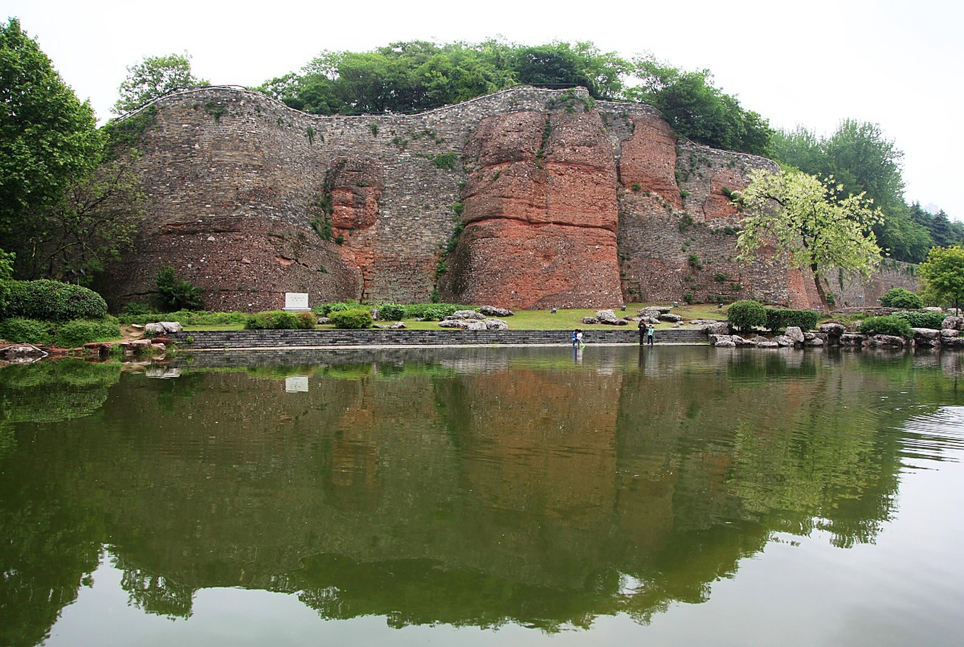 你不知道的南京传说之鬼脸城 传说中的鬼脸城位于南京市栖霞区,是一块
