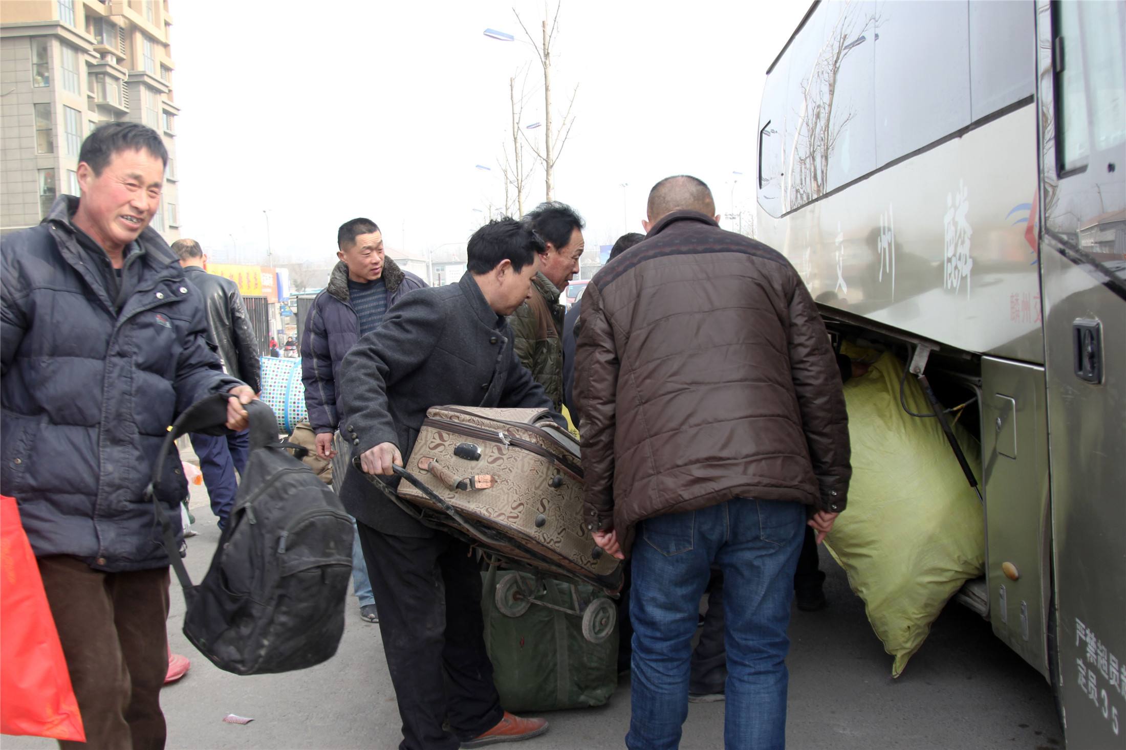 返程打工途中,遇到这几种人别搭理,可能是骗局!