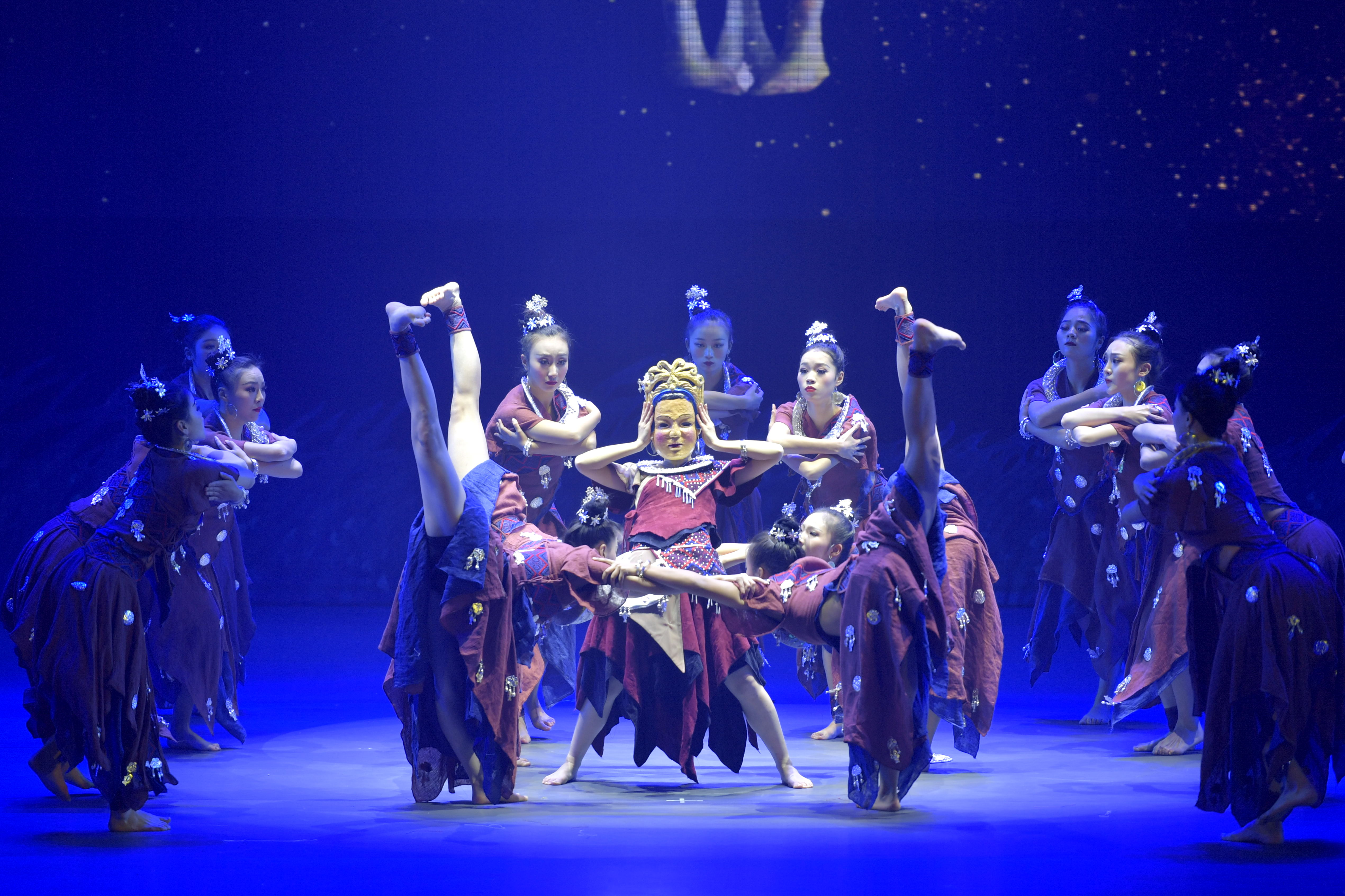 湖北民族风情歌舞诗《龙船调的故乡》首演