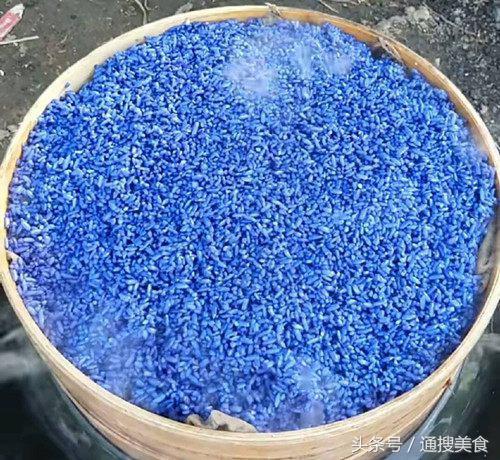 老奶奶在自家院里做的蓝色米饭,还未出锅就十里飘香,你吃过吗?