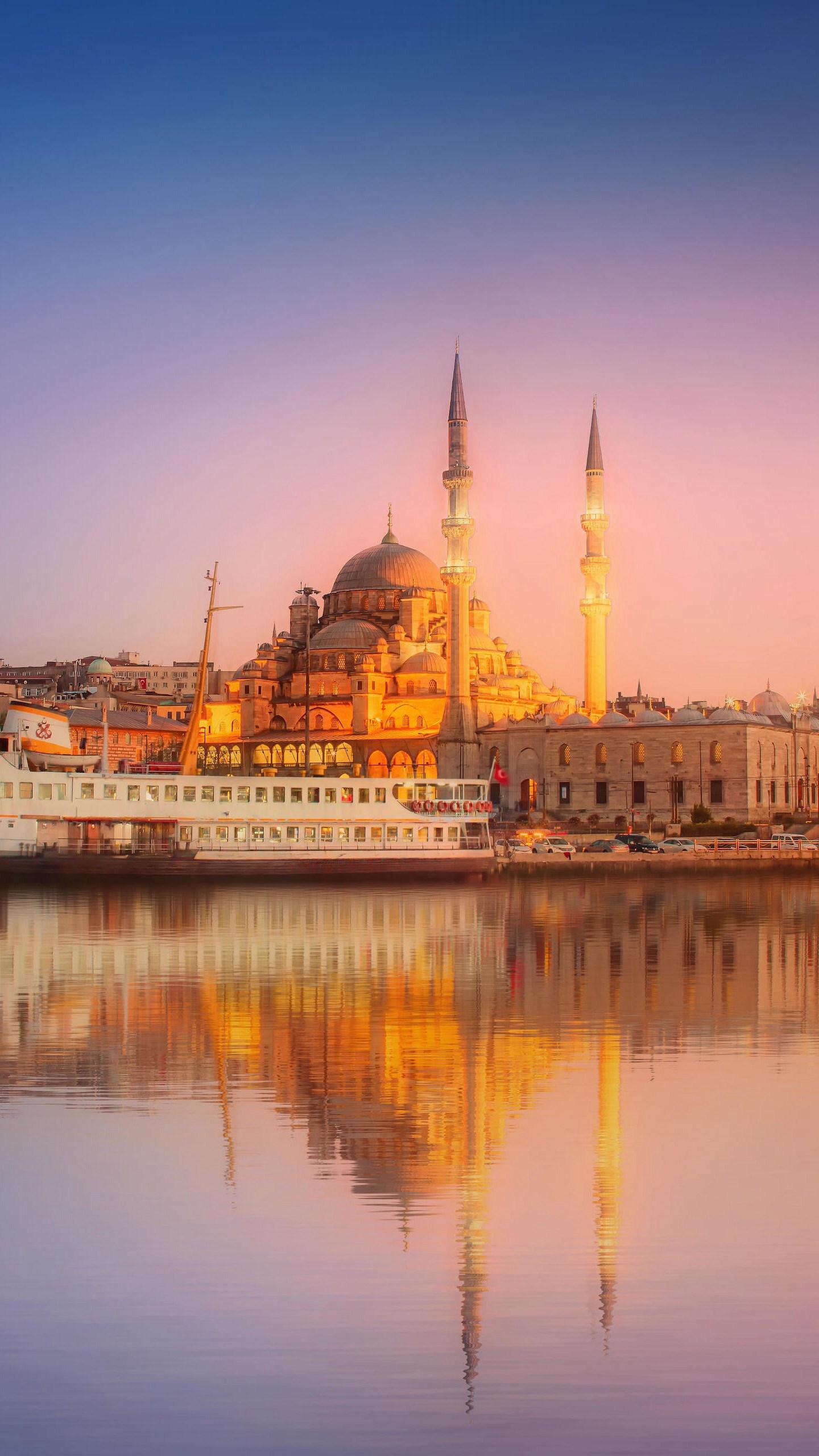 伊斯坦布尔是座千年古城,横跨亚欧两大洲,既有东方文化身影,又有西方