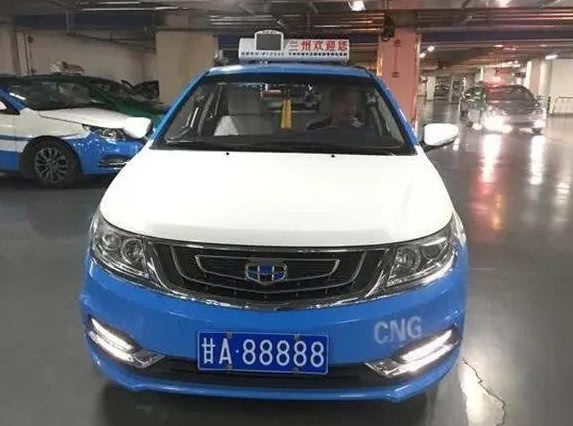 甘肃出租司机见义勇为被嘉奖!奖品为车牌,价值不菲!