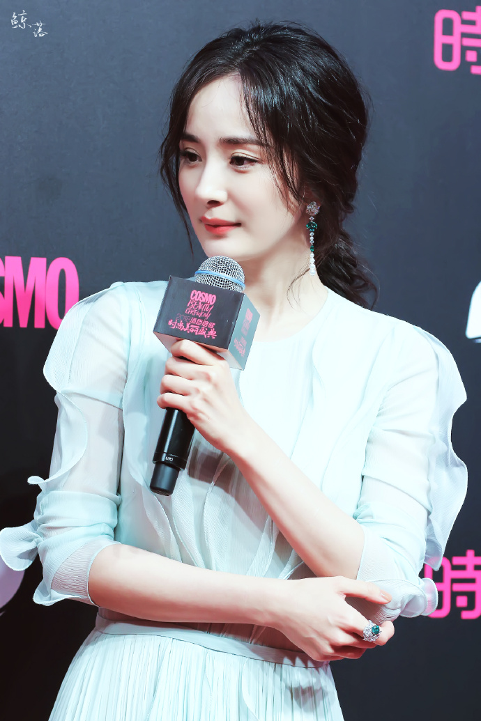 杨幂穿薄荷绿纱裙亮相2018cosmo时尚美丽盛典,皮肤白皙气质优雅