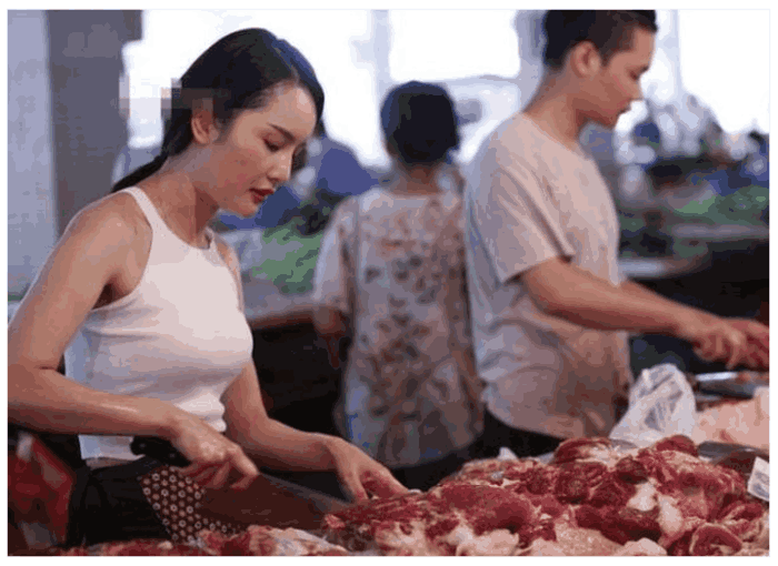 "美女屠夫"爆红网络,网友:想上前搭讪,看到她刀法我犹豫了