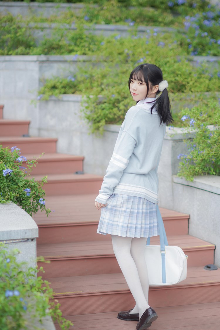 双马尾少女户外清纯养眼白丝美腿萌妹写真图片