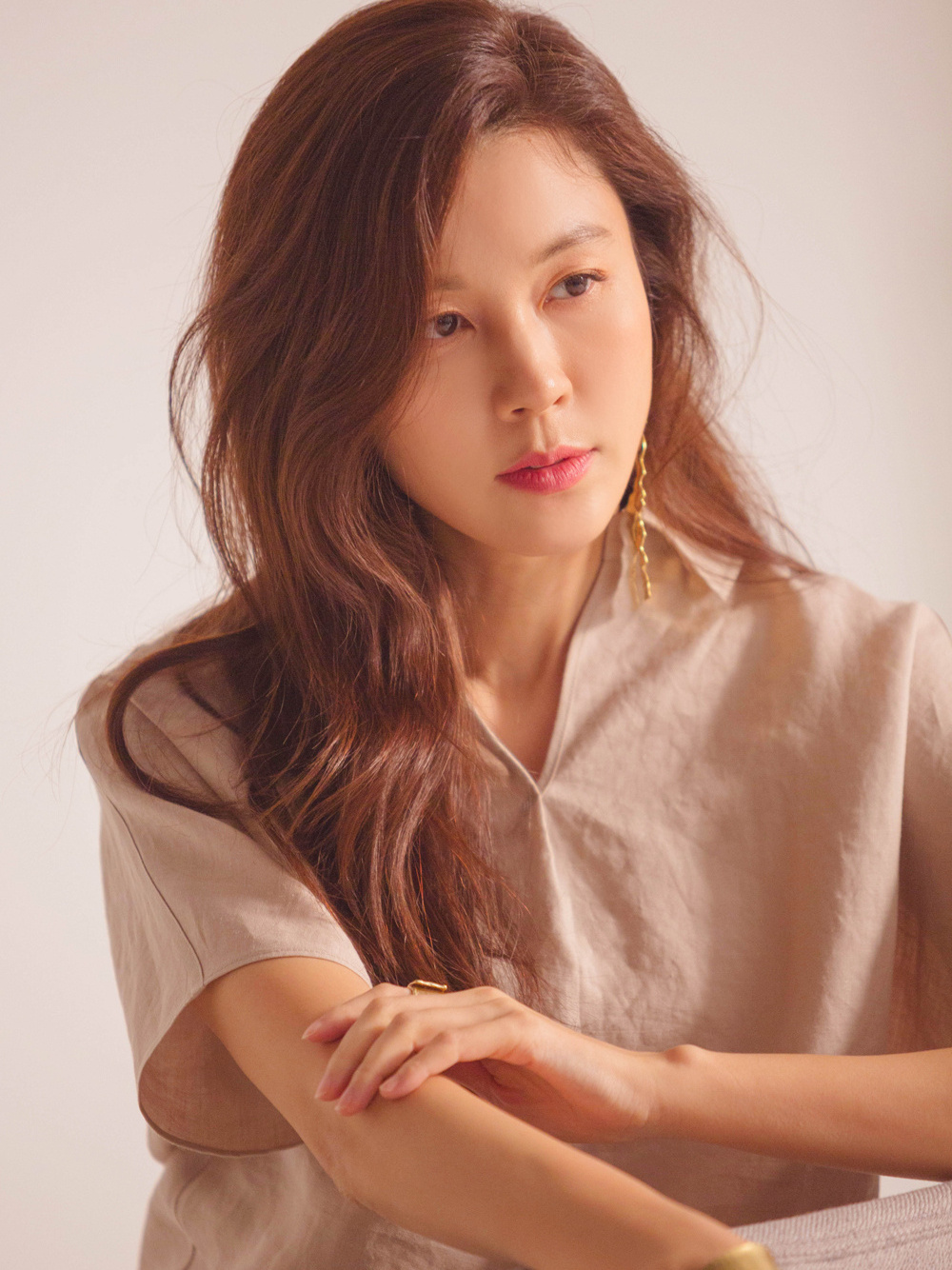 金荷娜ellekorea三月刊拍摄花絮图,气质欧尼温婉从容,个性飞扬