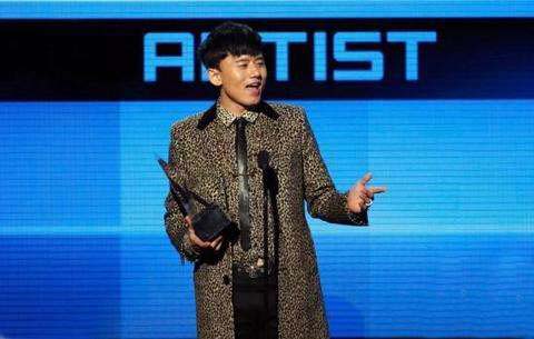 郭德纲的纪梵希造型合集,下面是男模特的对比图.