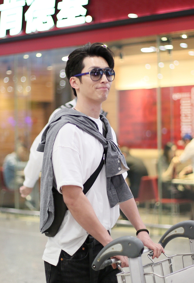 窦骁承认恋情后首度亮相机场 外套当披肩时尚型男开心任拍