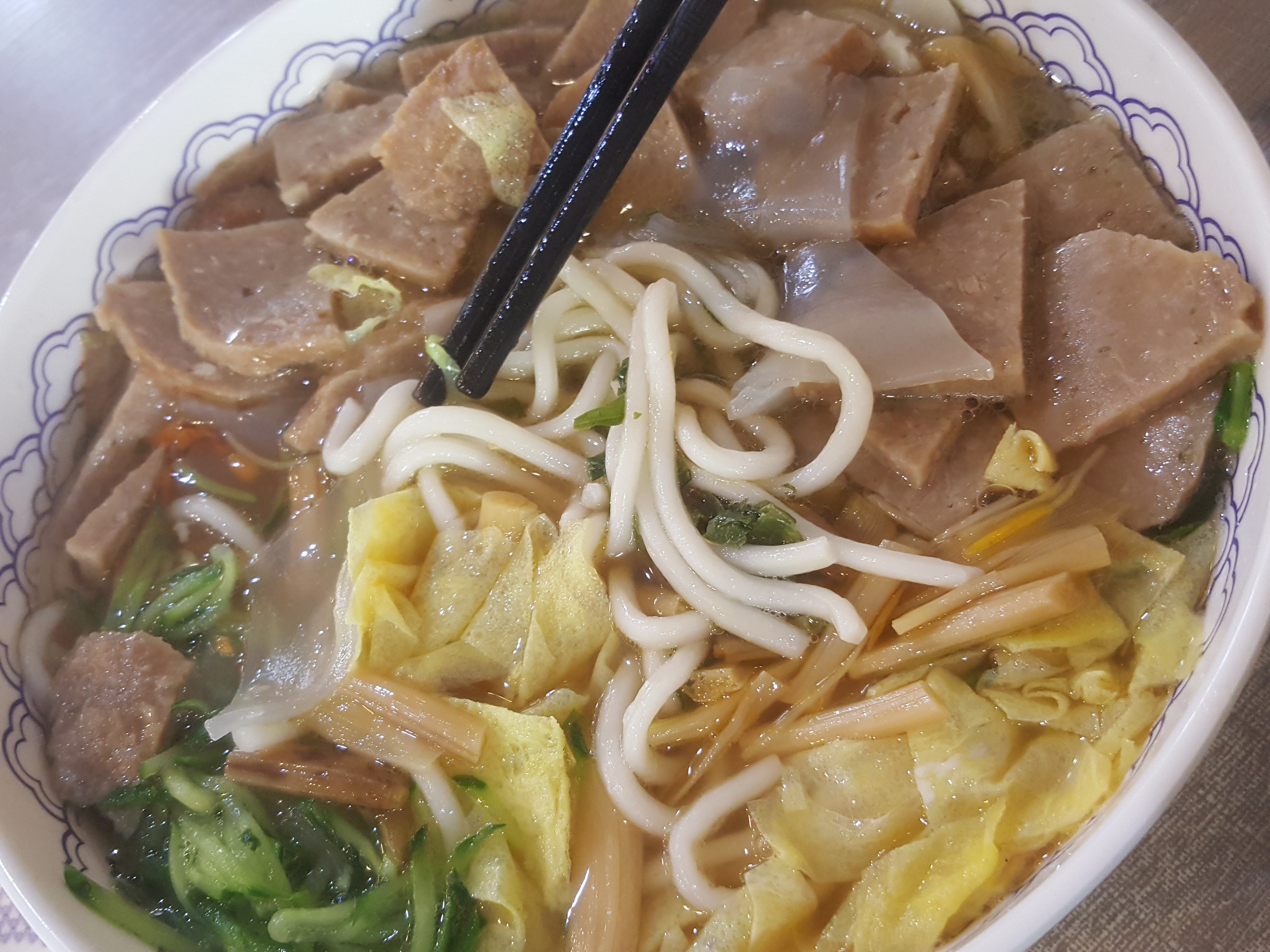 老潍县肉丸子面,听说这家的不错,去尝尝,一碗面吃出一身汗