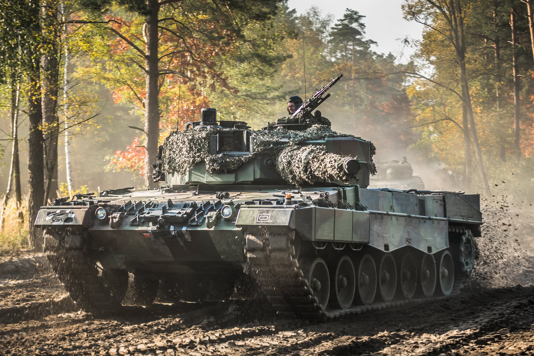 波兰陆军军事演习高清图组,镜头下的豹2主战坦克很有气势!
