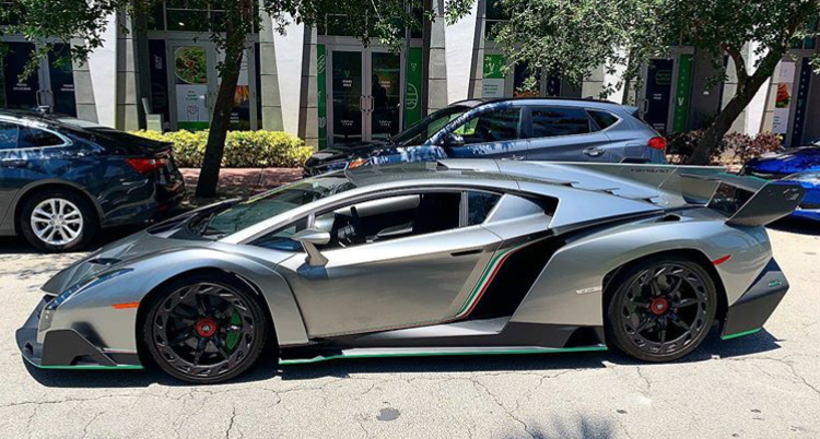 出生开始就只能开兰博基尼,这个美女的身份十分特殊!