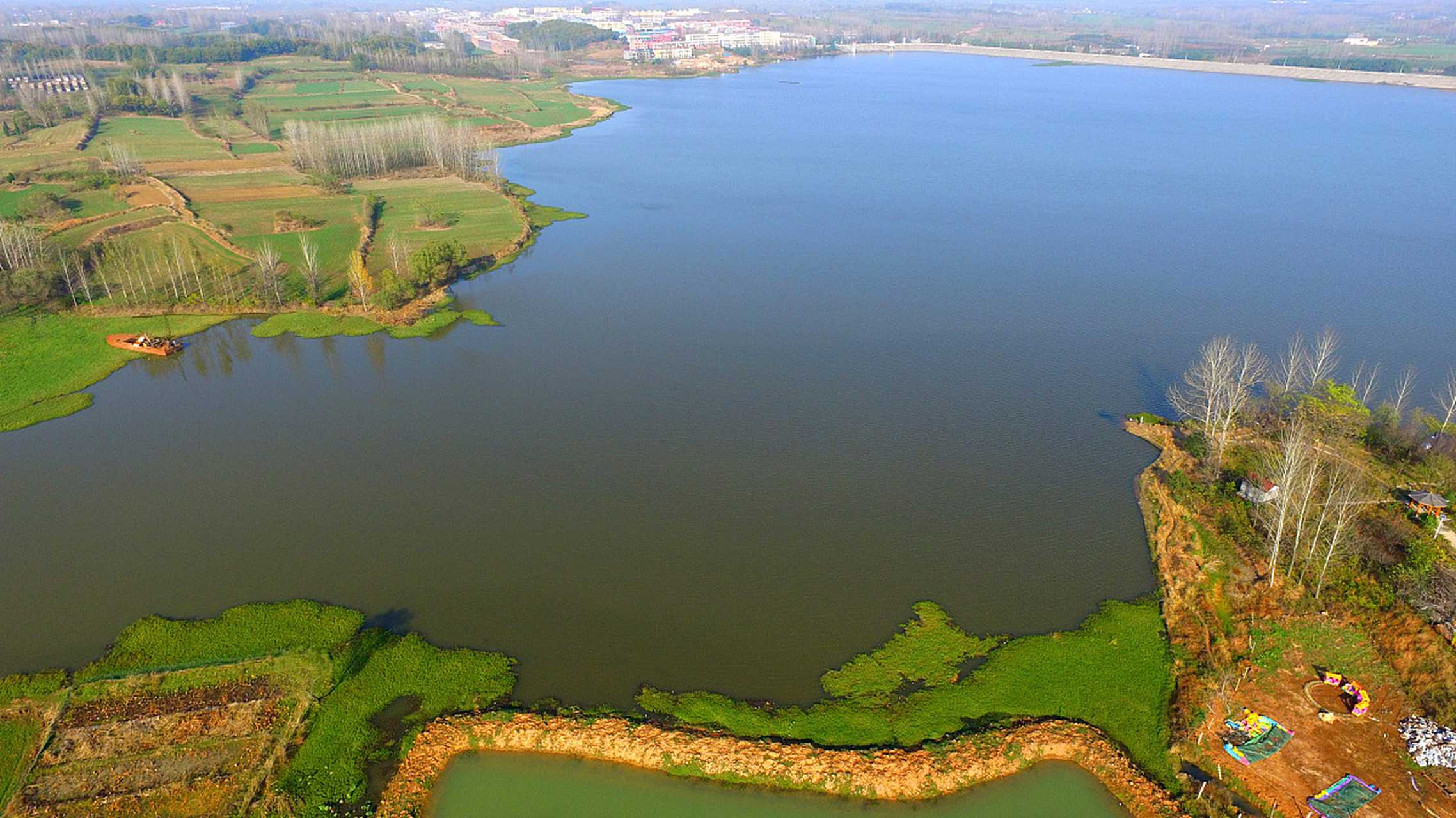 青龙湖位于重庆市璧山区,是一个自然风光,人文景观和宗教文化交融的