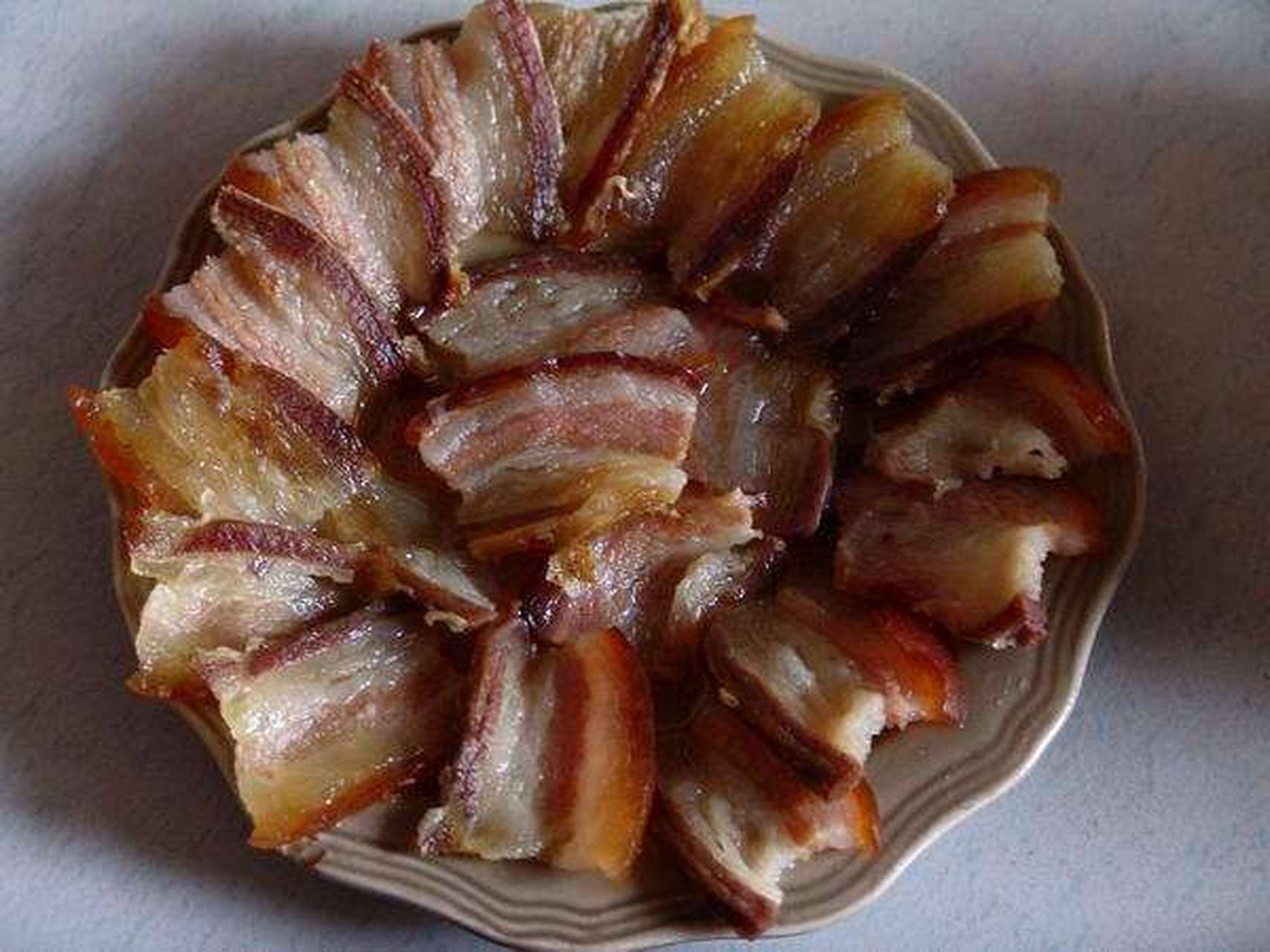 摩梭人的猪膘肉,简介又称"琵琶肉".普米,纳西等族食物.