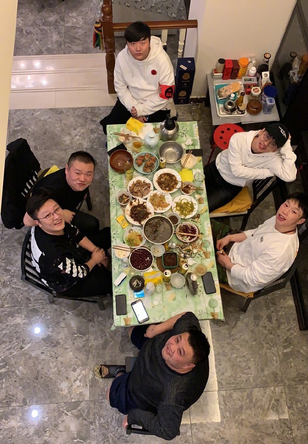 德云社小聚,岳云鹏喝到趴马桶上,还不忘拍照