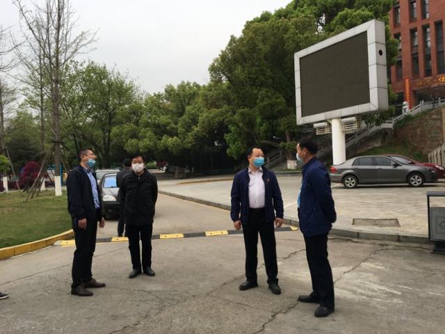 郑德俊到晨光中学走访慰问