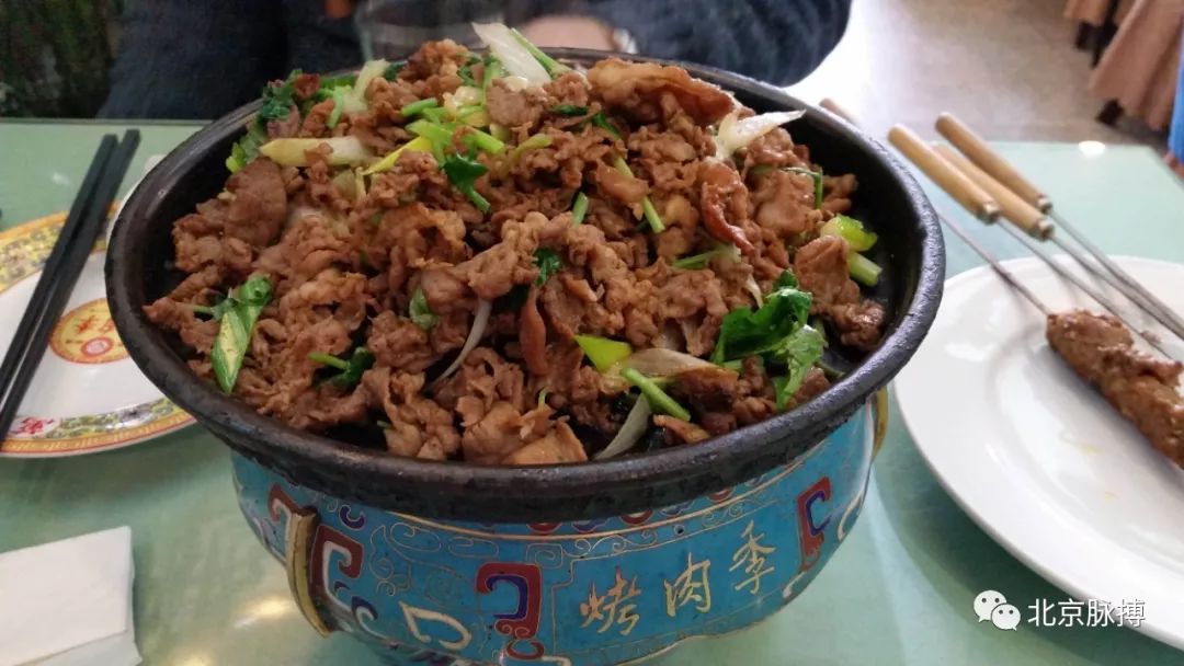 画说北京丨手切鲜肉薄如纸,烤肉季和烤肉宛的各自绝活儿
