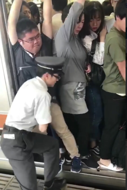 那你怕是没见过日本人挤地铁,就问你怕不怕