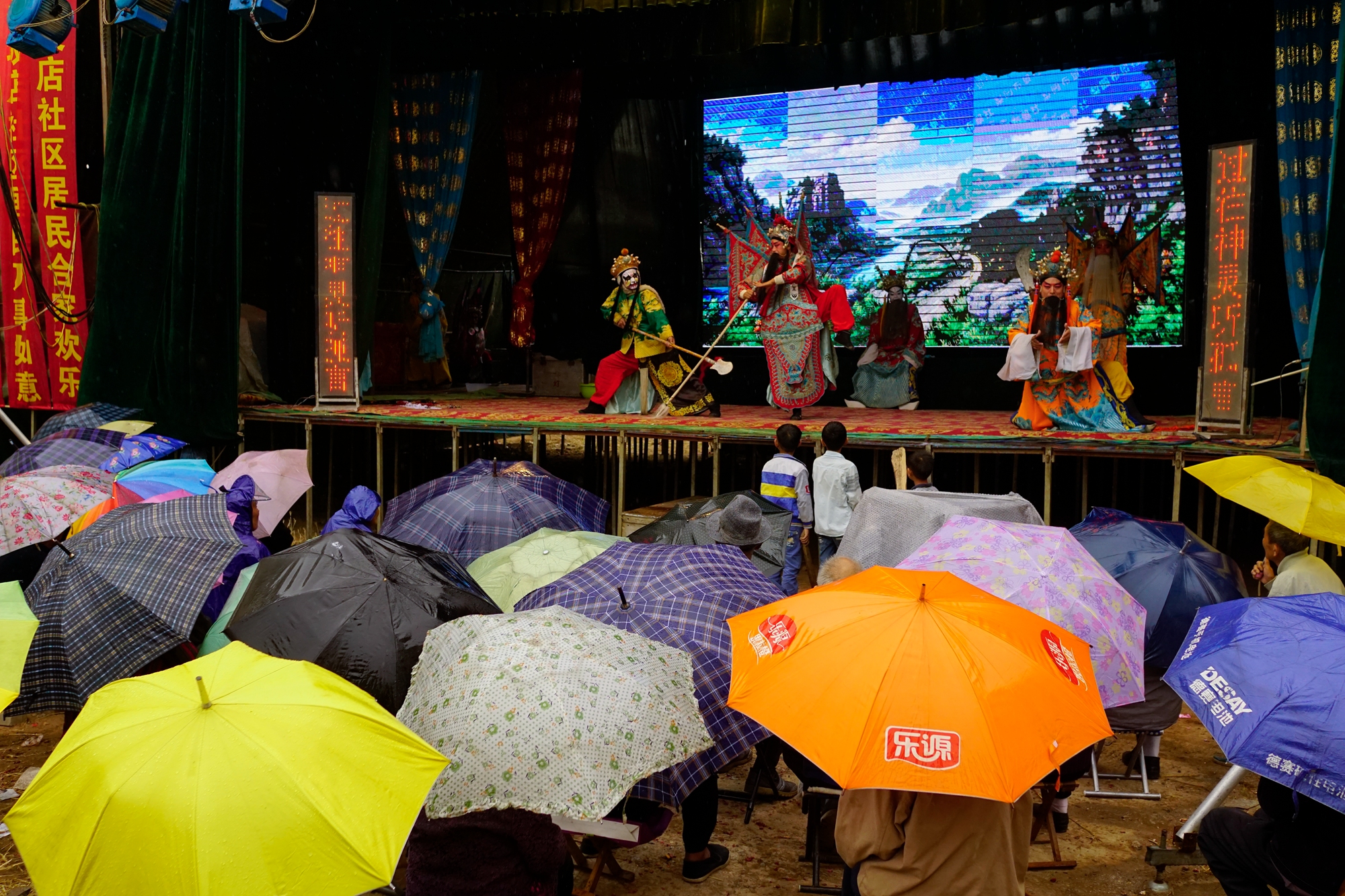 城市里唱大戏,却是农民在看