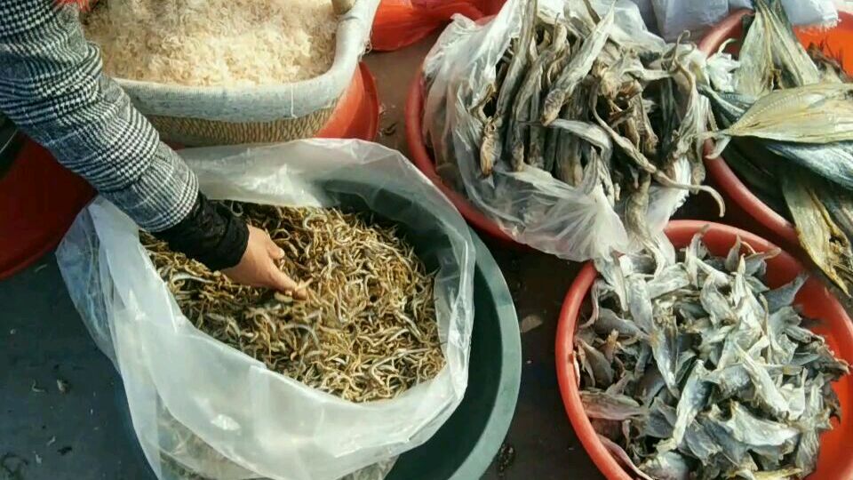 南方的妈妈牙口不好,就喜欢吃我寄的小银鱼干,在码头上找到没
