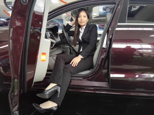买十几万的车就想睡女销售?网友:没有大款的命,就别想大款的梦