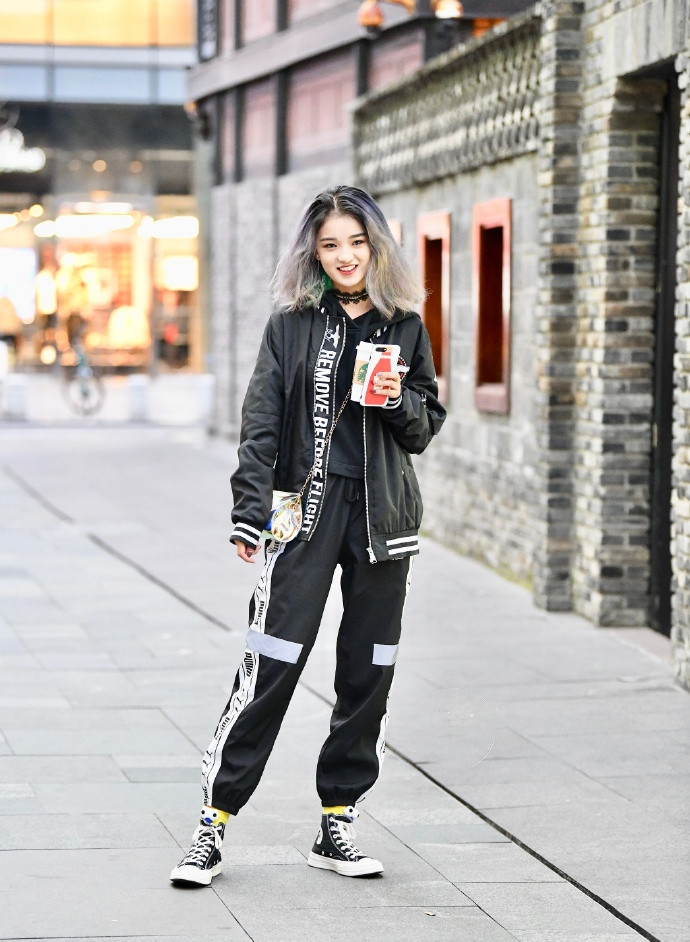成都街拍:成都的街头不时就有嘻哈女孩的出现,看起来非常的酷!