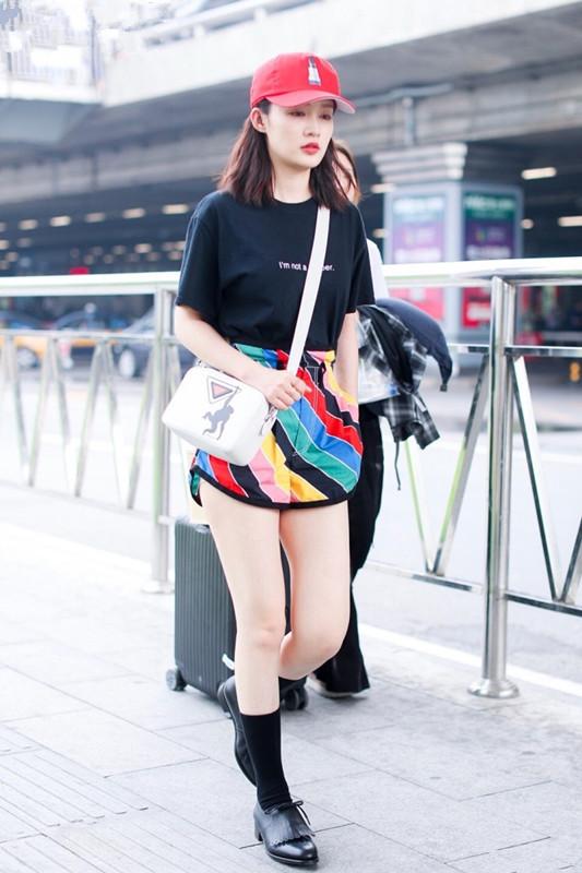 27岁李沁真会穿,彩虹短裤配中筒袜,堪比18岁少女样儿!