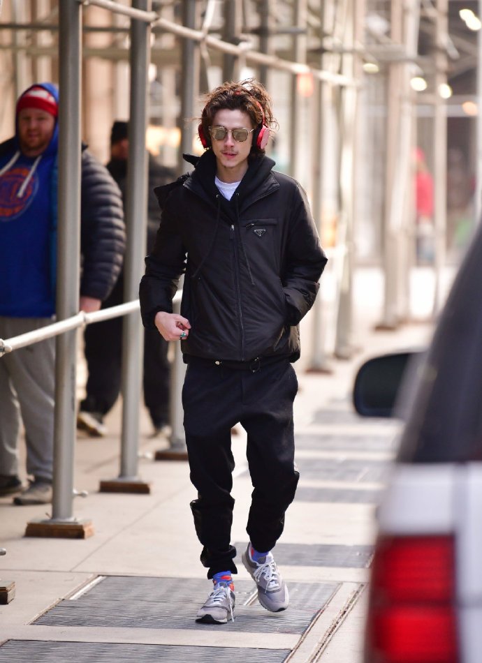 甜茶低调现身街头,耳机 墨镜 双手插兜,有了小胡子整个人不一样