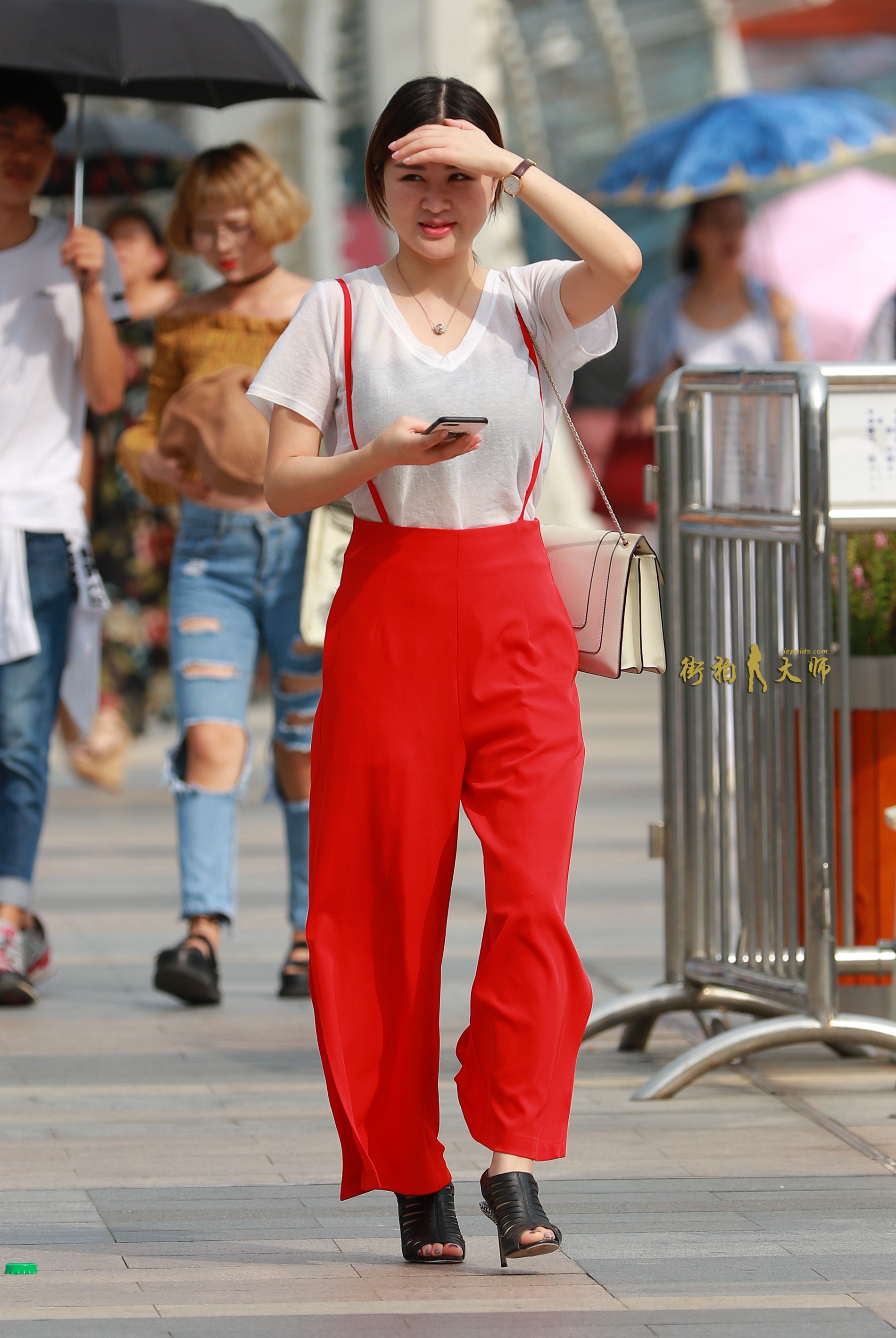 街拍:紧身吊带 短裤,搭配红色包包很时尚,很性感!