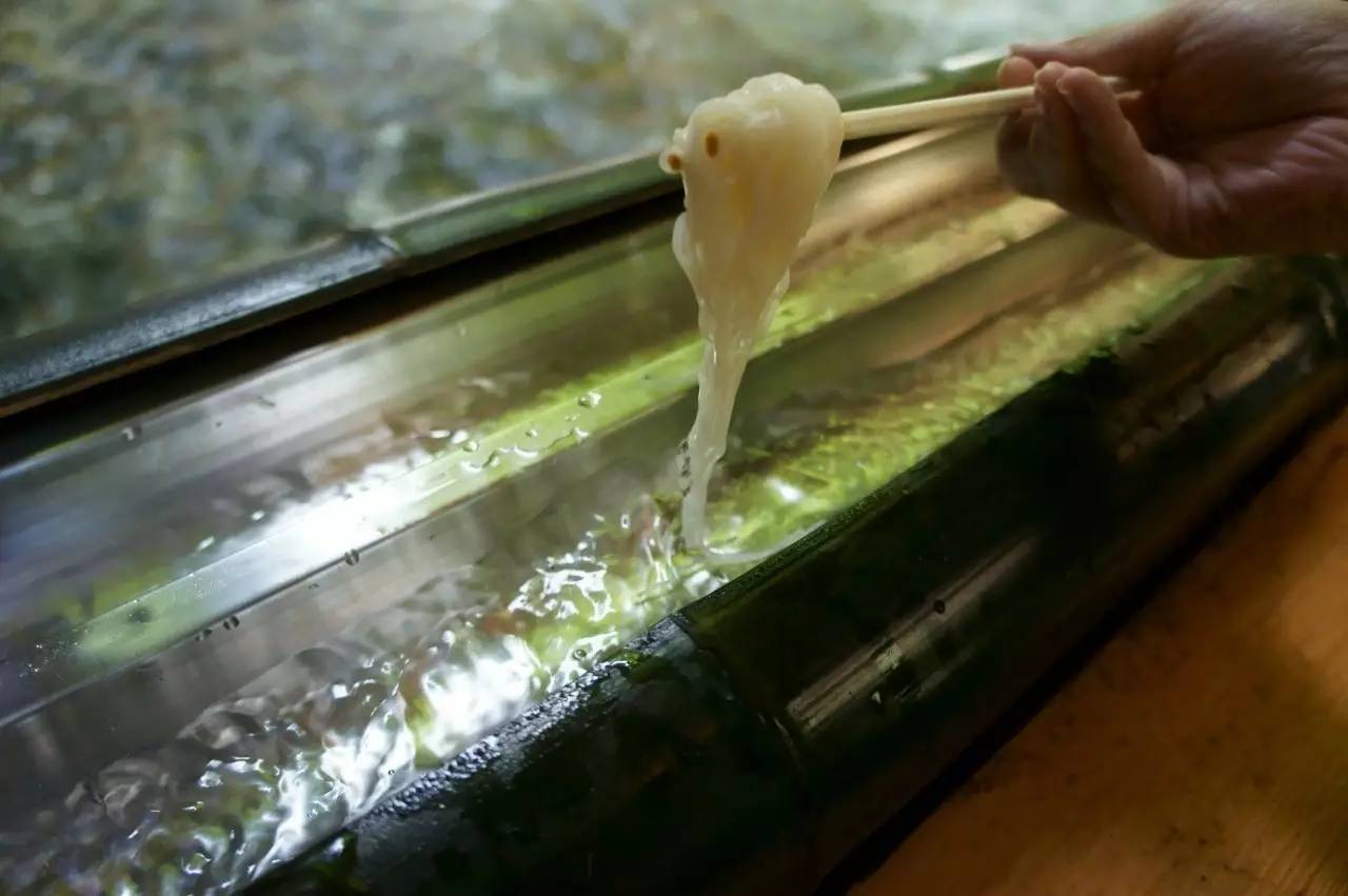 日本"流水素面"遭吐槽,1坨面流1公里,网友:吃到的也是口水面