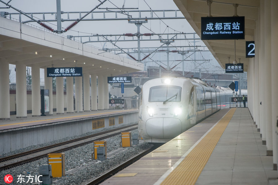 日均开行动车组10对,周末线加3对,高峰线加2对.图为成都西站检票口.