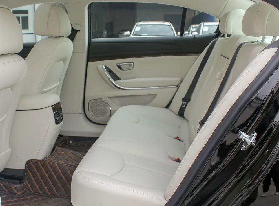 驾驶空间充足,乘坐空间宽大,装载空间也很好