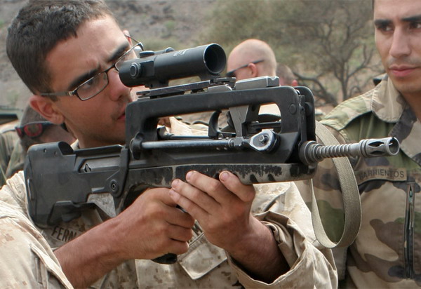 第四,法国famas突击步枪;famas是由法国giat集团下属的圣.艾蒂安(st.