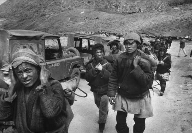 中印战争旧照:图2中国送印度俘虏回国,图4印度女性接受军事训练