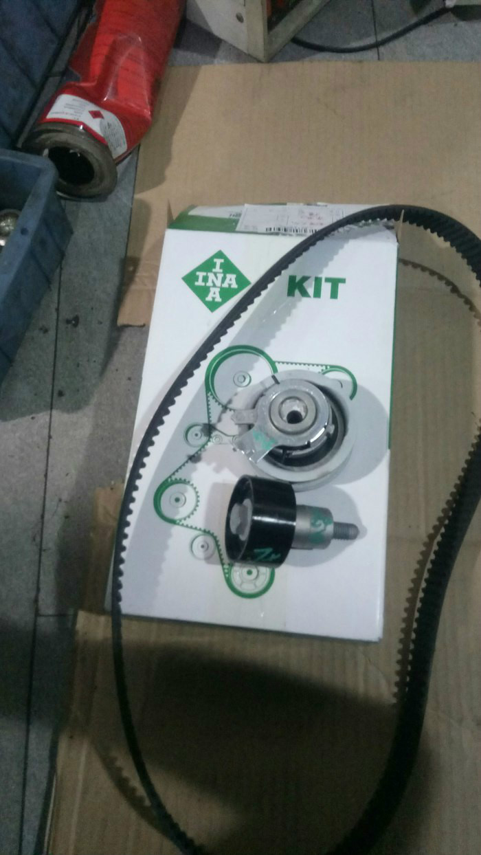 这是ina正时皮带套装,一条正时皮带,一个张紧轮和过渡轮.