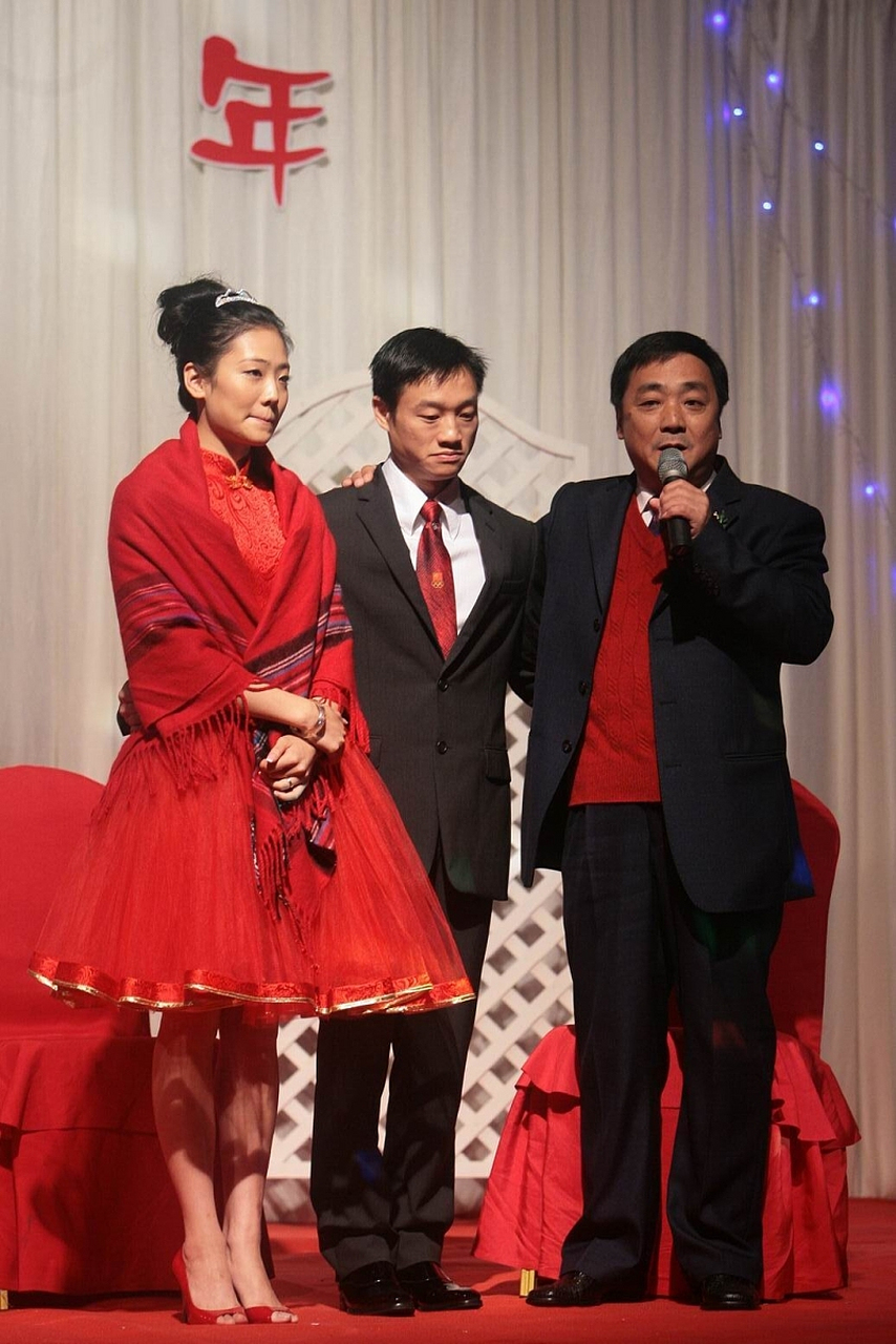 潘长江走红后,向妻子杨云提出离婚,杨云说:当年医生都说你活不过25岁