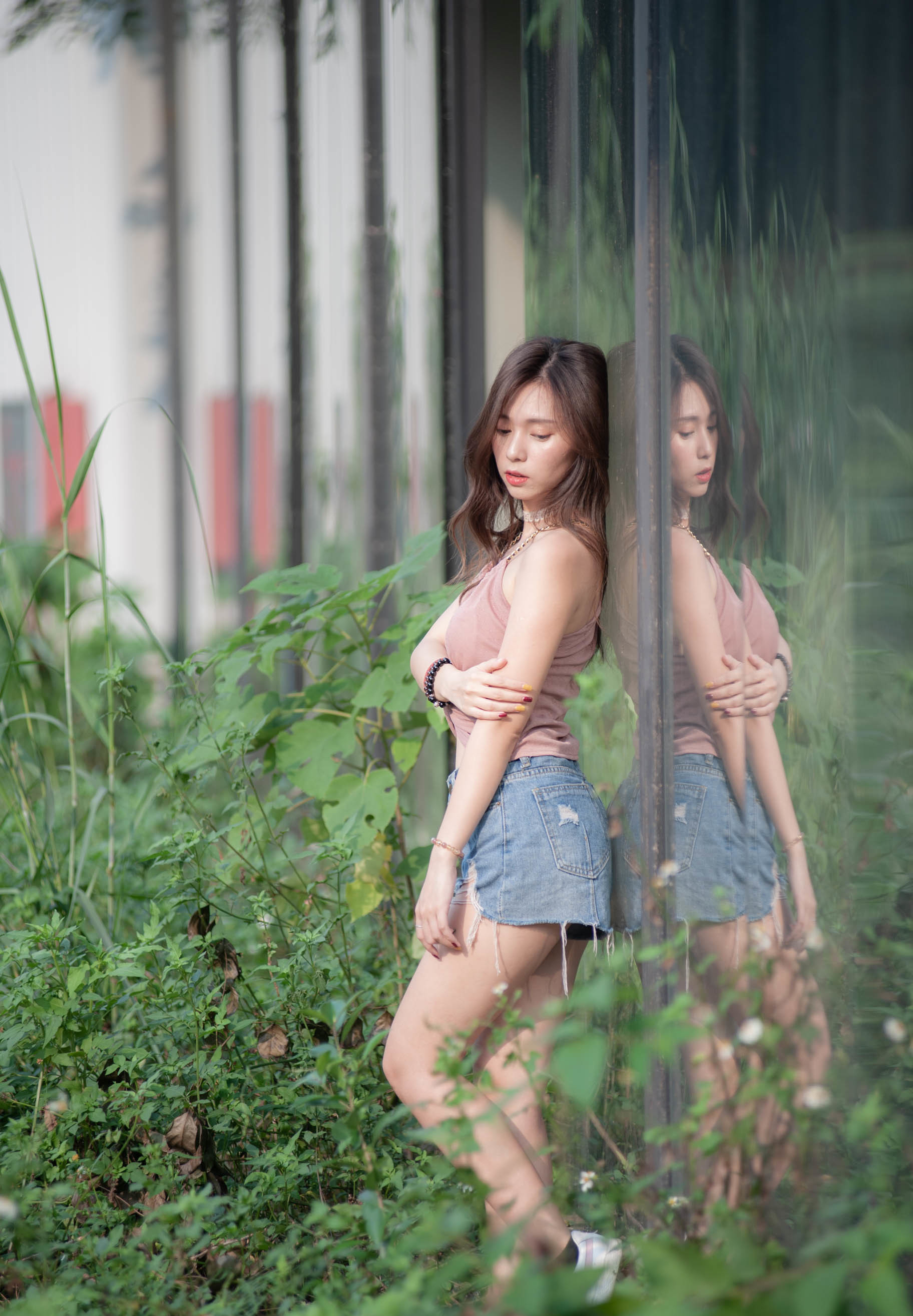 人像摄影 公园里抓拍牛仔短裤美女