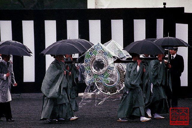 日本昭和天皇裕仁出殡仪式照,他发动侵华战争,但逃过了二战审判