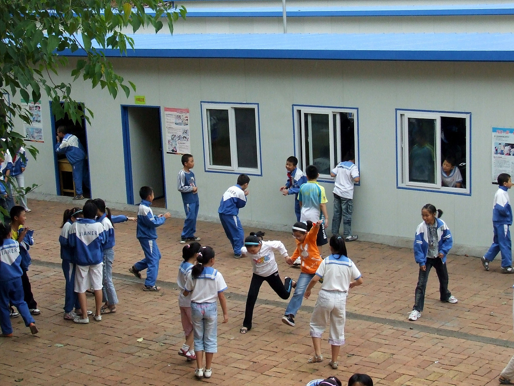 谁偷走了学生们的课间10分钟# 最近有个话题,中小学生连上厕所的时间