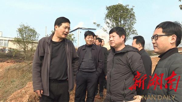 张中于沿松杨湖开展巡河