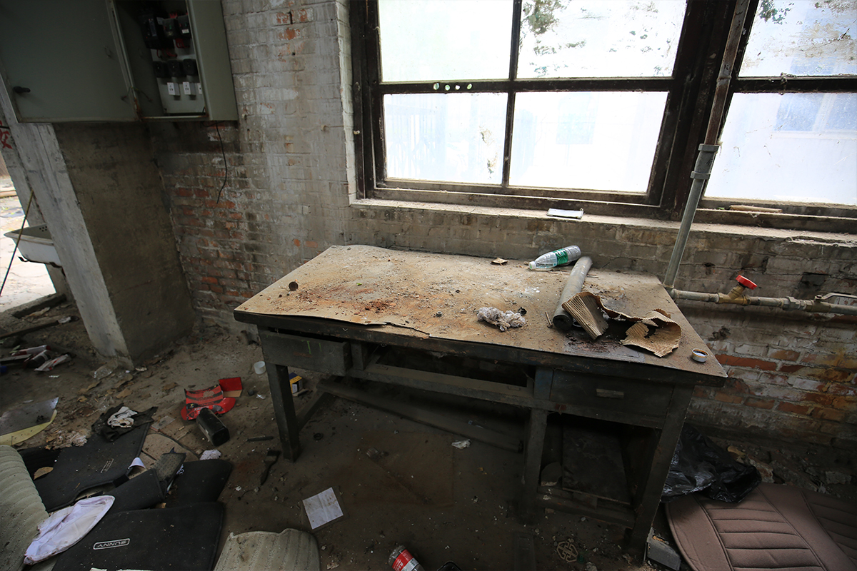 废弃的桌子已经被厚厚的尘土覆盖