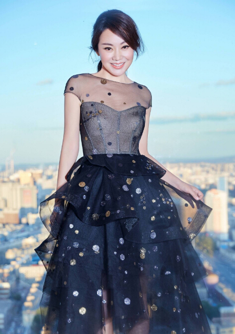 48岁闫妮写真曝光,魔鬼身材获"逆天"称赞