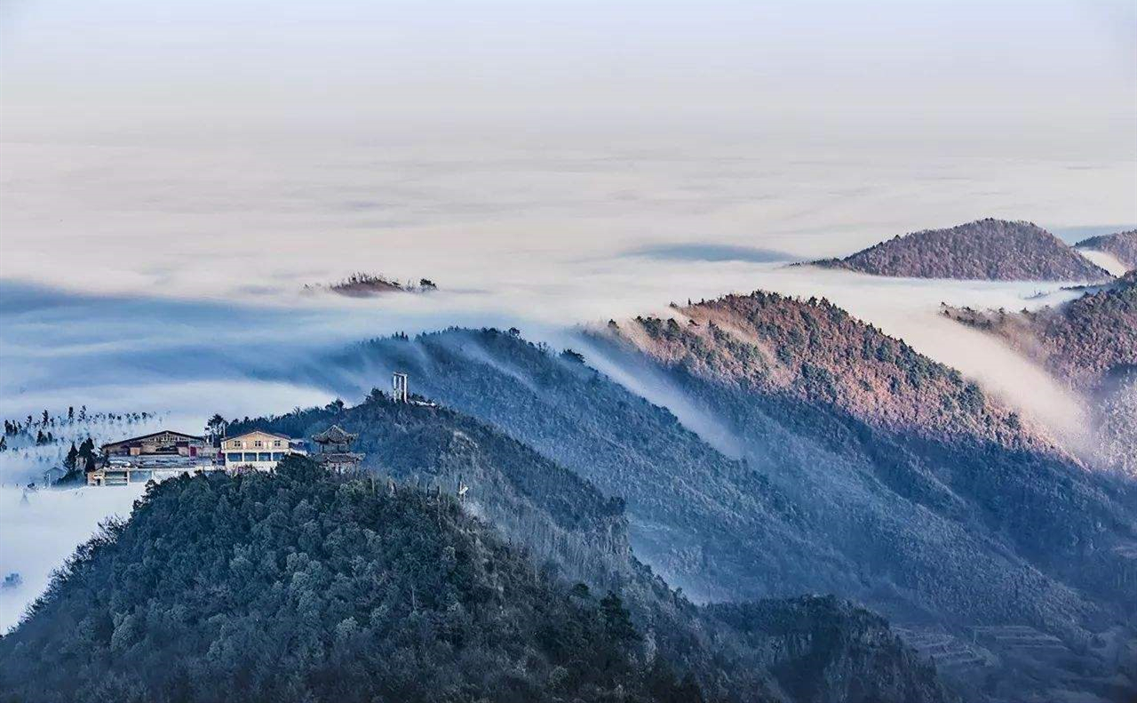 接着说说六盘水的旅游景点,这里有玉舍国家森林公园,哒啦仙谷等景区