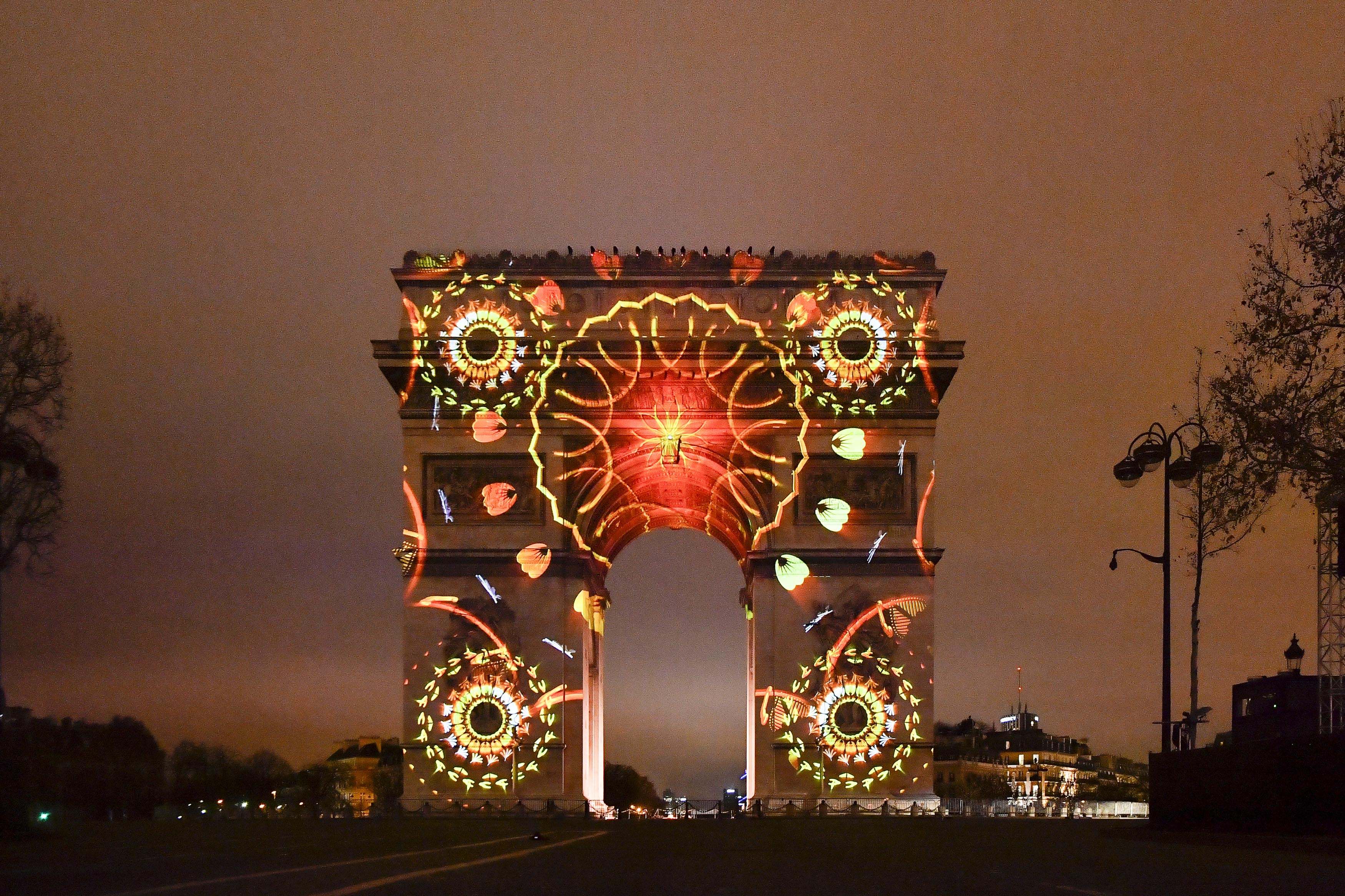 巴黎凯旋门灯光秀迎2019