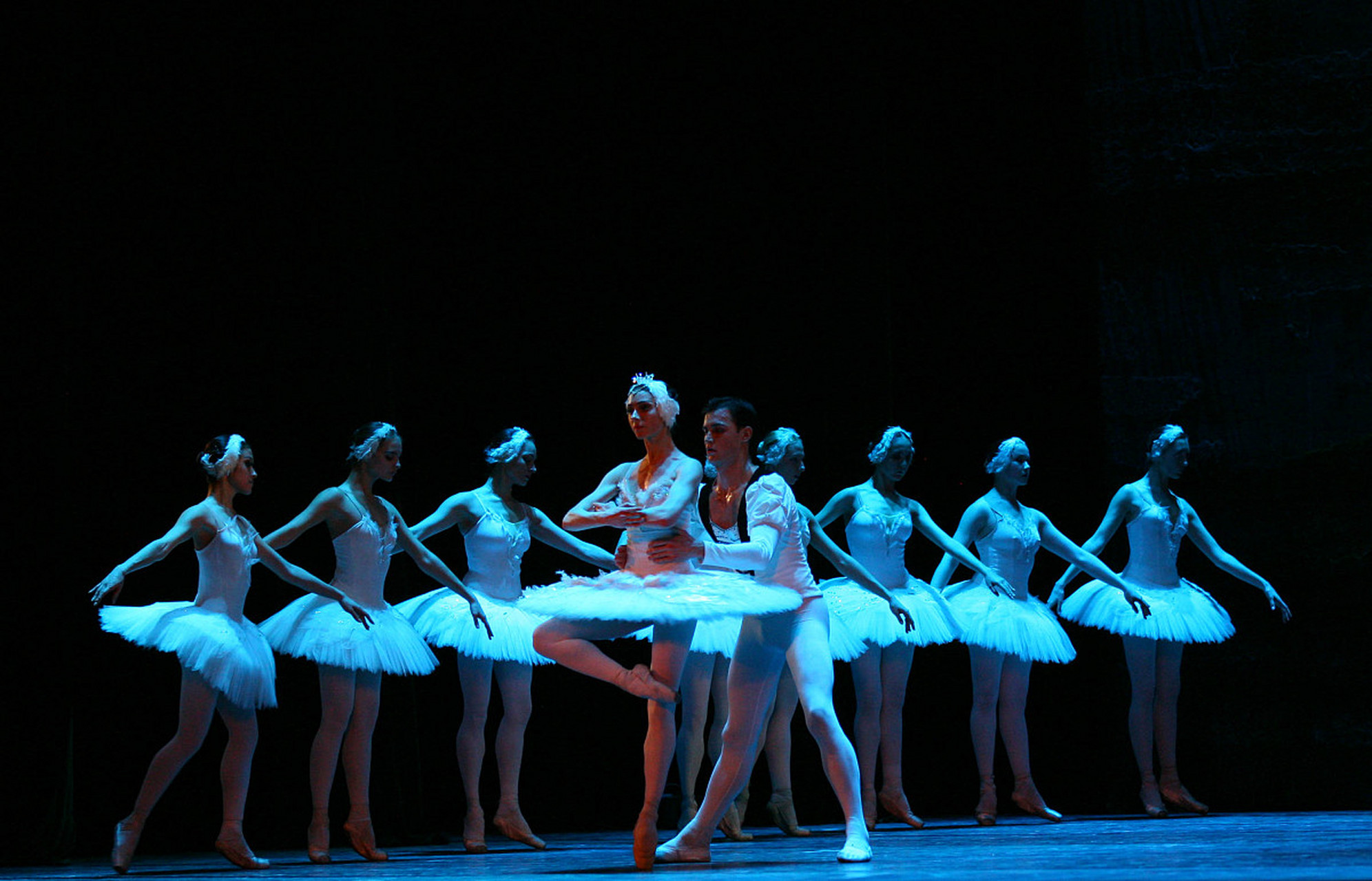 近日,俄罗斯皇家芭蕾舞团的谢幕表演科目三在社交媒体上引发了广泛