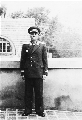 司令20年后回家,母亲却抡起了铲子,挖出的东西让众人流泪