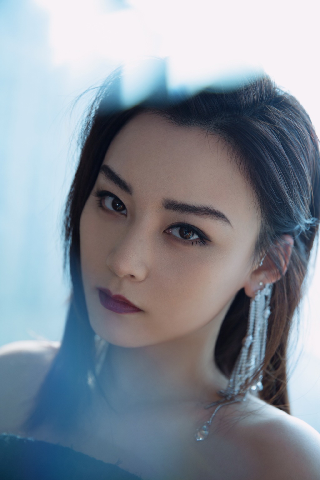 尚语贤上海站路演,刺绣长裙勾勒曼妙身姿,流苏耳饰点缀酷飒个性