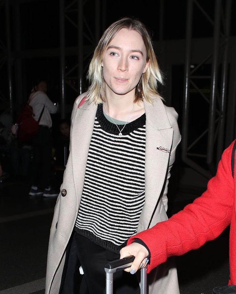 西尔莎·罗南现身机场,素颜朝天穿着随意毫无明星架子